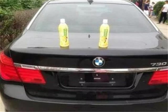 学校外面车上放瓶水什么意思 车上放饮料瓶的暗号